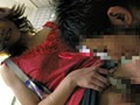 「パンチラに夢中になってるふりして無防備ヅラしてガン見してたら『覗いてんのバレバレ』的に企んだ微笑で見返されてドギマギしてたらヤられた！」　サンプル画像04